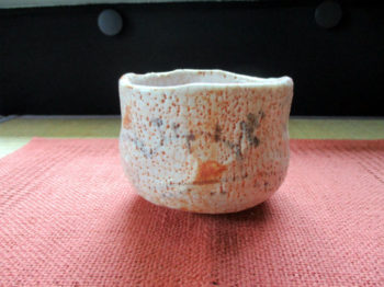 白い肌の志野茶碗