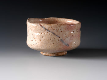 志野茶碗　銘 「浦かすみ」